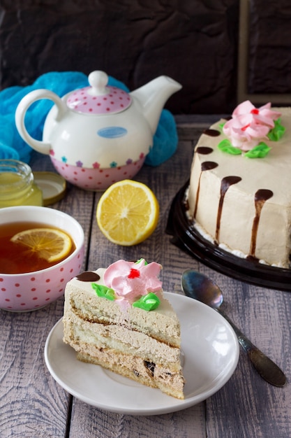 Köstliche Geburtstagstorte mit Zitronenbuttercreme, Walnuss und Schokoladenglasur Servieren eines festlichen Tisches
