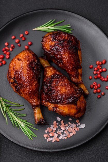 Köstliche gegrillte Hähnchenkeulen mit Gewürzen und Kräutern in Teriyaki-Sauce