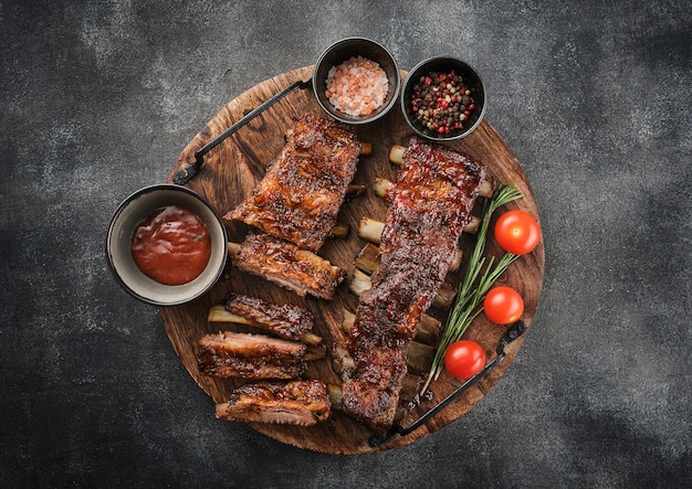 Köstliche gegrillte Rippchen, gewürzt mit einer würzigen Basting-Sauce. Geräucherte Schweinerippchen nach amerikanischer Art