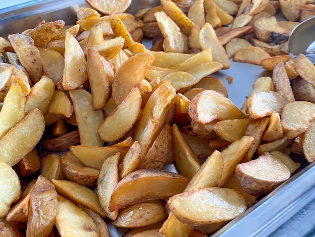 Köstliche gelbgoldene Pommes frites rustikale Kartoffel in Öl gebraten Fast Food Die Hintergrundtextur