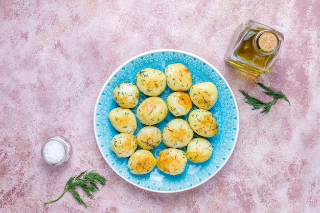 Köstliche geröstete junge Kartoffeln mit Dill, Draufsicht