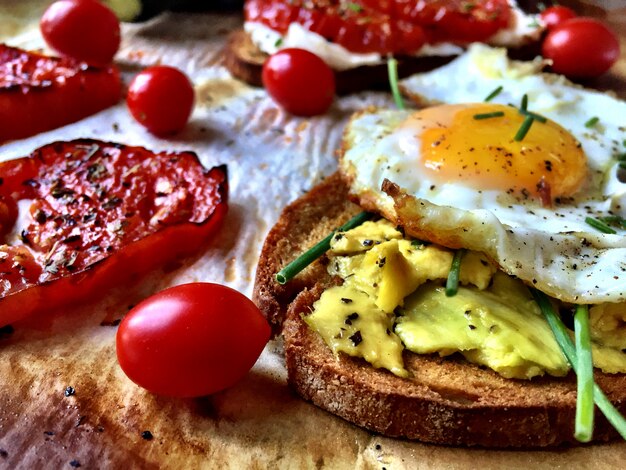 Köstliche geschmackvolle Avocado-Eier und Tomaten-Käse-Toast