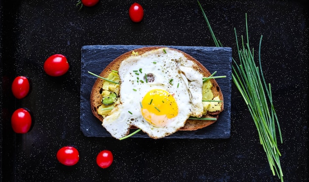 Köstliche geschmackvolle Avocado-Eier und Tomaten-Käse-Toast