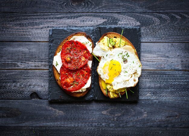 Köstliche geschmackvolle Avocado-Eier und Tomaten-Käse-Toast