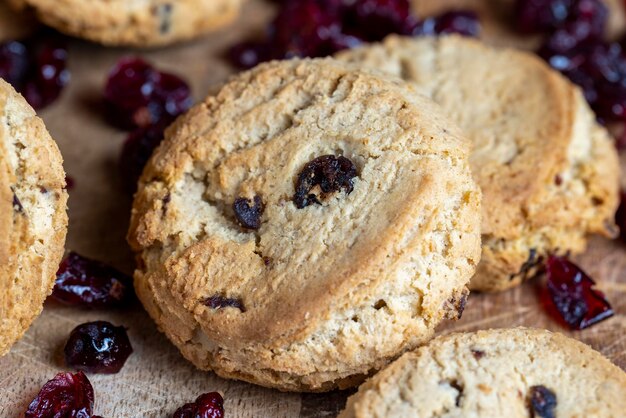 Köstliche getrocknete Kekse aus hochwertigem Mehl mit getrockneten roten Preiselbeeren auf dem Tisch