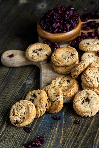 Köstliche getrocknete Kekse aus hochwertigem Mehl mit getrockneten roten Preiselbeeren auf dem Tisch