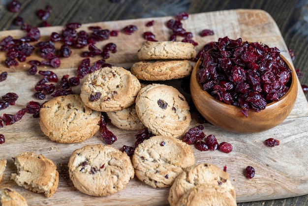 Köstliche getrocknete Kekse aus hochwertigem Mehl mit getrockneten roten Preiselbeeren auf dem Tisch