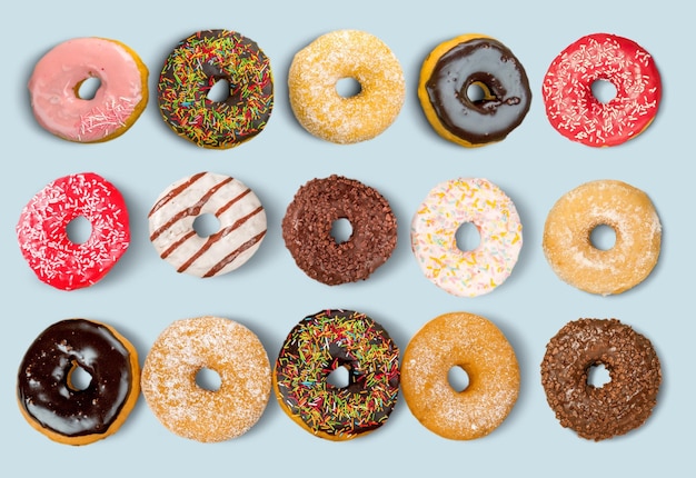 Köstliche glasierte Donuts auf farbigem Hintergrund