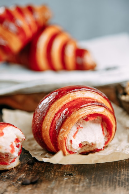 Köstliche goldene Croissants mit Erdbeermarmelade. Marmeladenglasierte Croissants in Nahaufnahme.