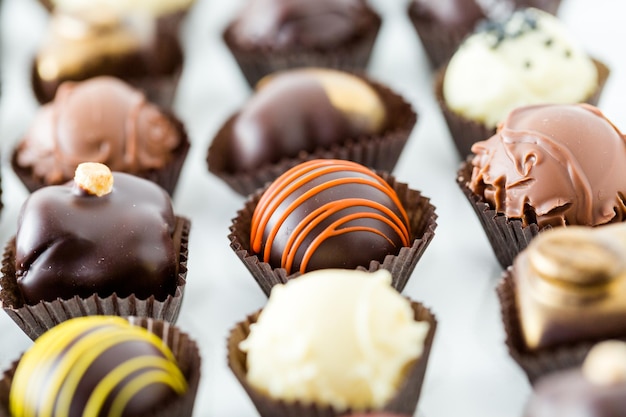 Köstliche Gourmet-Schokoladentrüffel, handgefertigt von professionellen Chocolatiers.