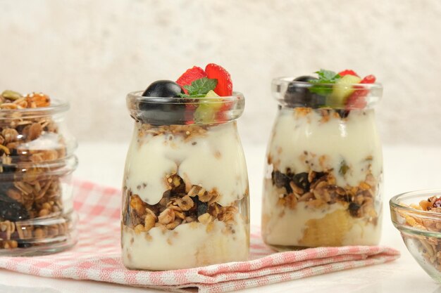 Köstliche Granola mit Früchten und Joghurt Gesundes vegetarisches Faserfutter