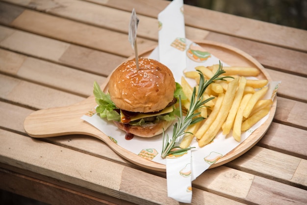 Köstliche hausgemachte Burger mit Rindfleischkäse auf einem alten Holztisch Fettes ungesundes Essen in der Nähe