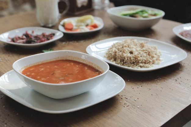 Köstliche hausgemachte Gerichte Suppe Pilaf und Ayran