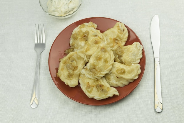 Köstliche hausgemachte Knödel auf einer Platte in der Nähe