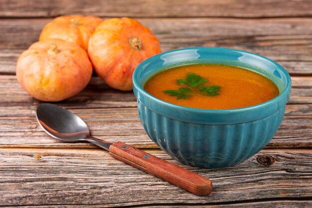 Köstliche hausgemachte Kürbissuppe in Schüssel.