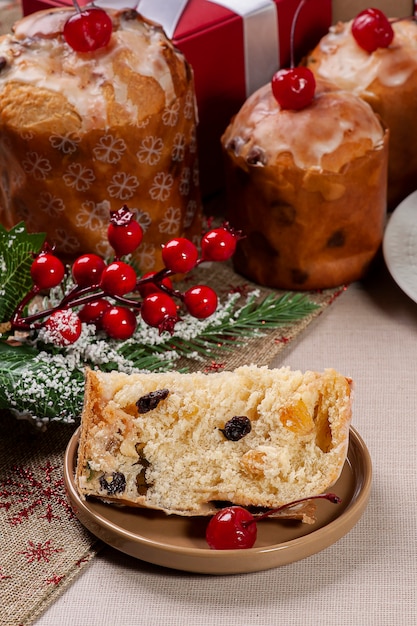 Köstliche hausgemachte Mini-Panettones zu Weihnachten mit Früchten und Nüssen mit Weihnachtselementen