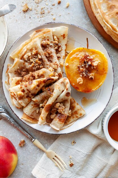 Foto köstliche hausgemachte pfannkuchen mit karamellisiertem apfelhonig und walnüssen