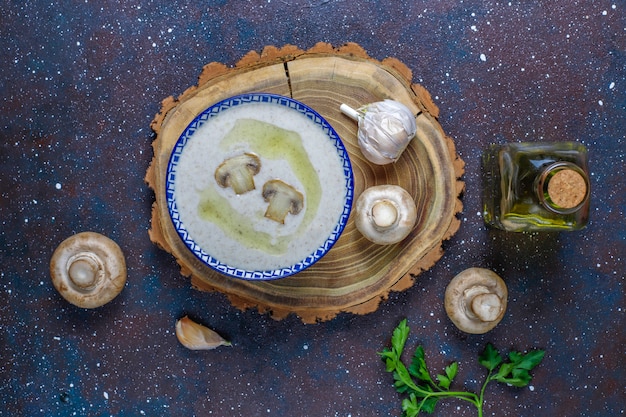 Köstliche hausgemachte Pilzcremesuppe, Draufsicht