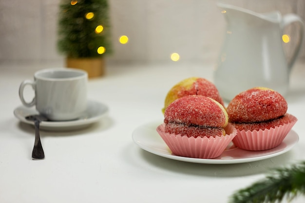 Foto köstliche hausgemachte runde kekse mit appetitlicher pfirsichförmiger füllung weihnachtsbaumbecher milchmann im hintergrund