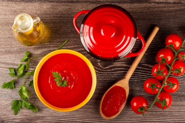 Köstliche hausgemachte Tomatensuppe in Schüssel.