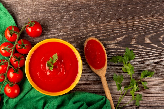 Köstliche hausgemachte Tomatensuppe in Schüssel.