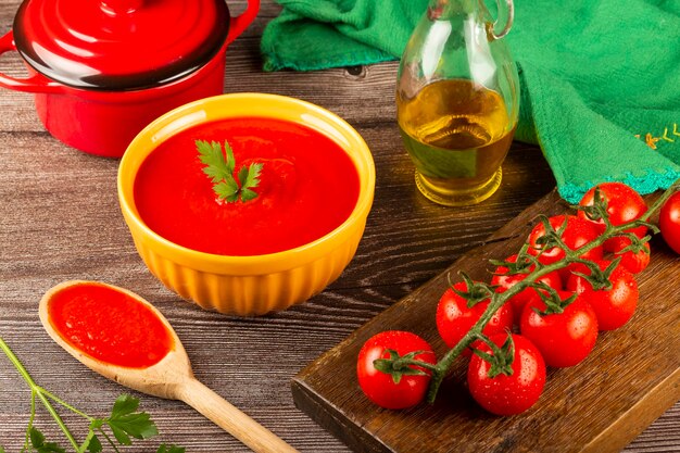 Köstliche hausgemachte Tomatensuppe in Schüssel.