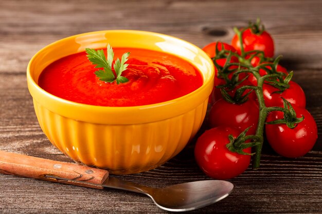 Köstliche hausgemachte Tomatensuppe in Schüssel.