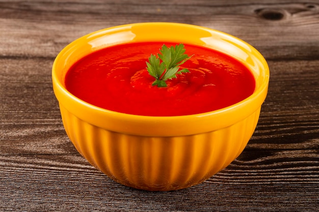 Köstliche hausgemachte Tomatensuppe in Schüssel.