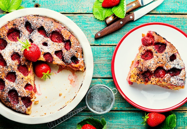 Köstliche hausgemachte Torte mit Erdbeeren.Sommerfruchtdessert.