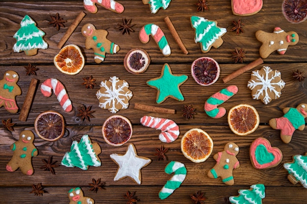 Köstliche hausgemachte Weihnachtsplätzchen auf einem Holztischhintergrund, Ansicht von oben.