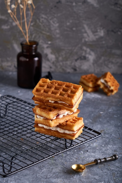 Köstliche hausgemachte Wiener Waffeln serviert auf einem grauen Tisch vertikal