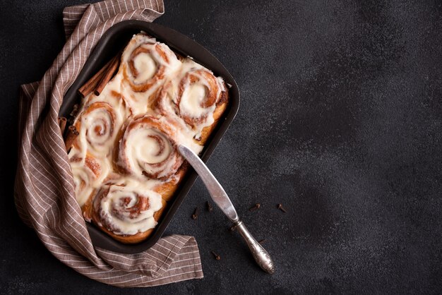 Köstliche hausgemachte Zimtbrötchen traditionelle Wintersüßigkeiten