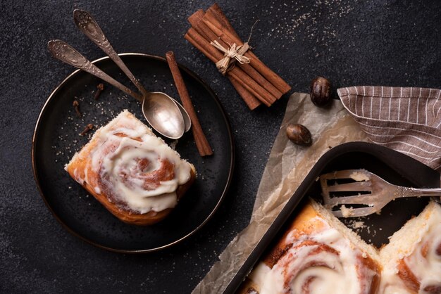 Köstliche hausgemachte Zimtbrötchen traditionelle Wintersüßigkeiten