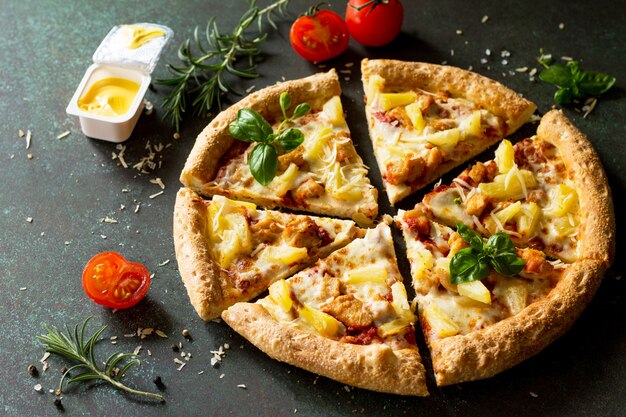 Köstliche hawaiianische Pizza auf einem schwarzen Tisch