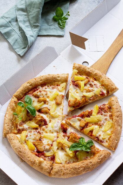 Köstliche hawaiianische Pizza in einem Karton