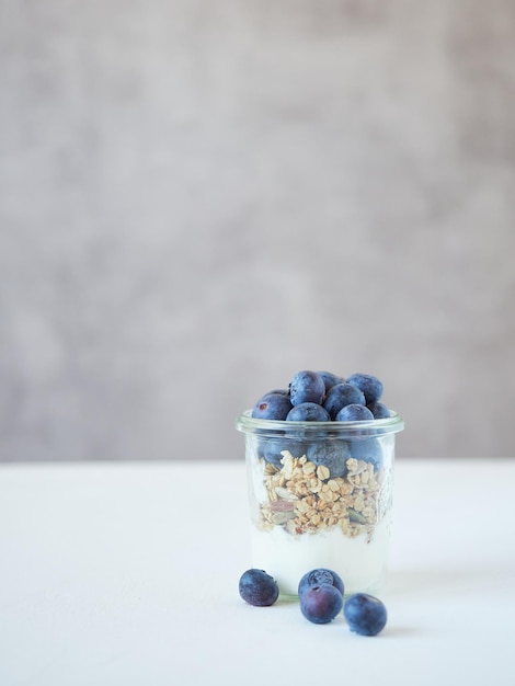 Köstliche Heidelbeeren mit Müsli im Behälter