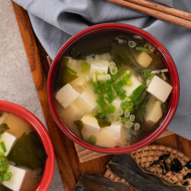Köstliche herzhafte japanische miso-suppe in einer schwarzen schüssel zum essen