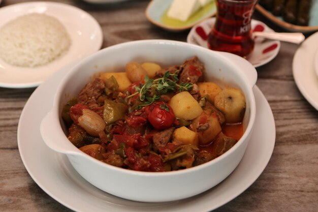 Köstliche Hodgepodge-Suppe auf dem Tisch