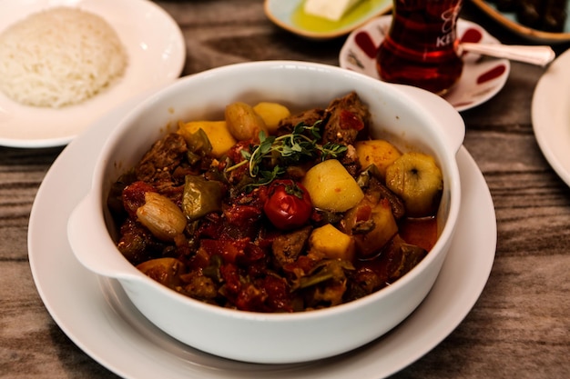 Köstliche Hodgepodge-Suppe auf dem Tisch