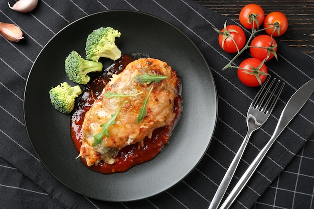 Köstliche Hühnchen-Parmesan-Mahlzeit mit Brokkoli auf Teller