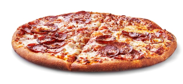 Köstliche italienische Peperoni-Pizza isoliert auf weißem Hintergrund