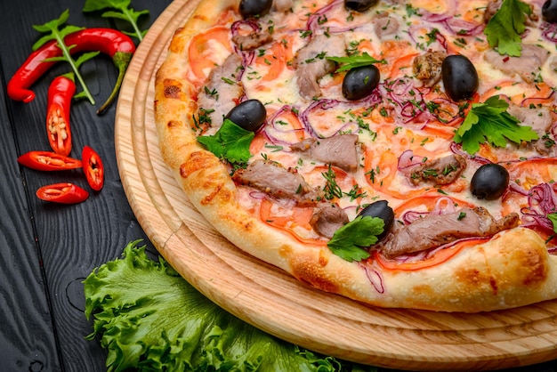 Köstliche italienische Pizza mit Fleischschinken und Gemüse