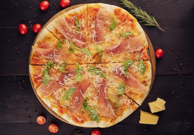 Köstliche italienische Pizza mit Parmaschinken und Rucola