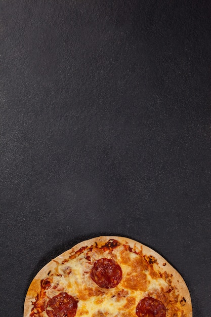 Köstliche italienische Pizza serviert auf grauem Hintergrund