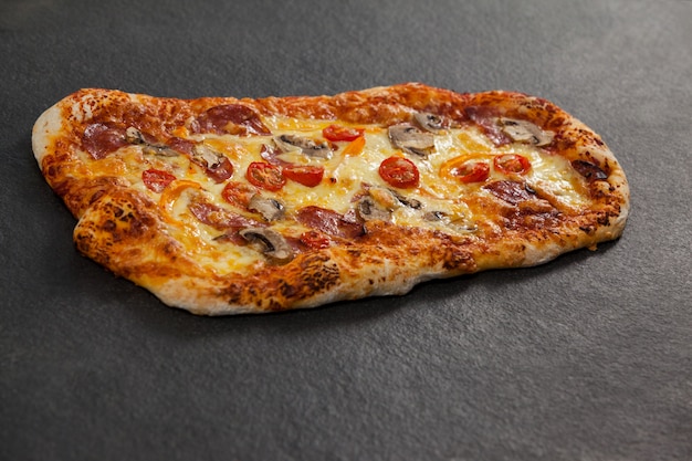 Köstliche italienische Pizza serviert auf grauem Hintergrund