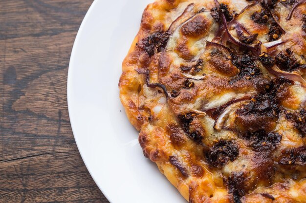 Foto köstliche italienische pizzen, die auf einem holztisch serviert werden
