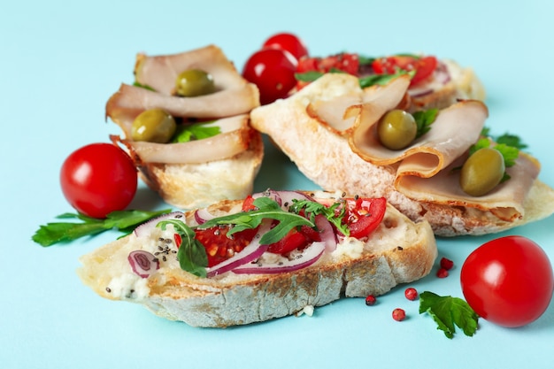 Köstliche italienische Snacks Bruschetta auf blauem Hintergrund