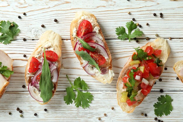 Köstliche italienische Snacks Bruschetta auf weißem Holzhintergrund