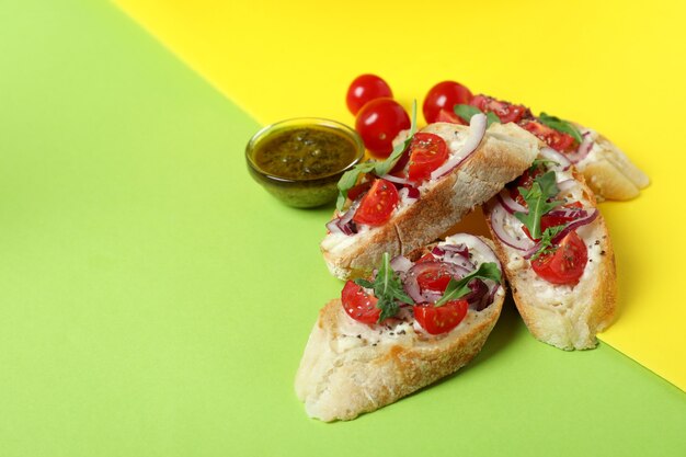 Köstliche italienische Snacks Bruschetta auf zweifarbigem Hintergrund