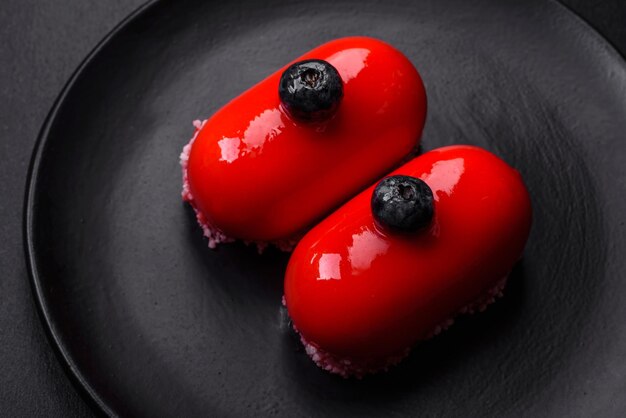 Köstliche Käsekuchen mit roter Beschichtung für den Valentinstag. Süßigkeiten für den Feiertagstisch